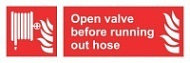 Знак Открыть клапан перед развертыванием пожарного шланга (Open valve before running out hose)