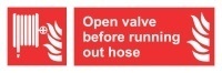 Знак Открыть клапан перед развертыванием пожарного шланга (Open valve before running out hose)