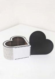 Подарочная коробка Сердце 10,5*10,5*6 см ЛХДФ (светло-серая с черной крышкой)